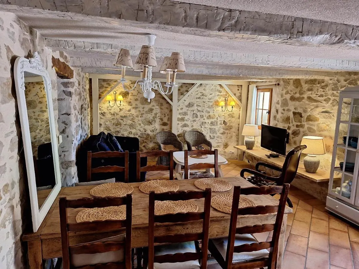 Romantic-Louveteaux-En-Provence**** Saint-Pierre  Saint-Pierre (Alpes-de-Haute-Provence)
