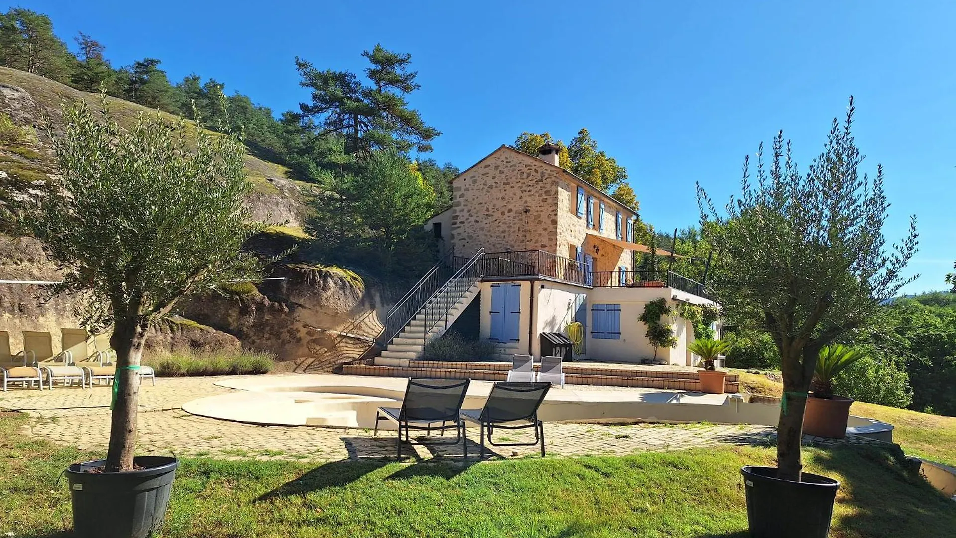 Romantic-Louveteaux-En-Provence**** Saint-Pierre