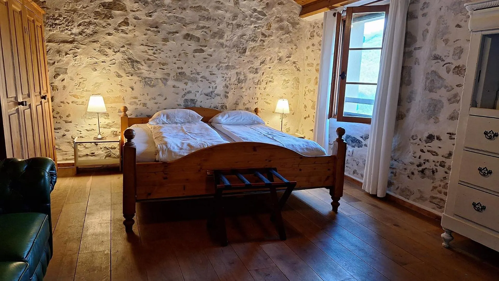 Romantic-Louveteaux-En-Provence**** Saint-Pierre  0*, Saint-Pierre (Alpes-de-Haute-Provence) Frankrig